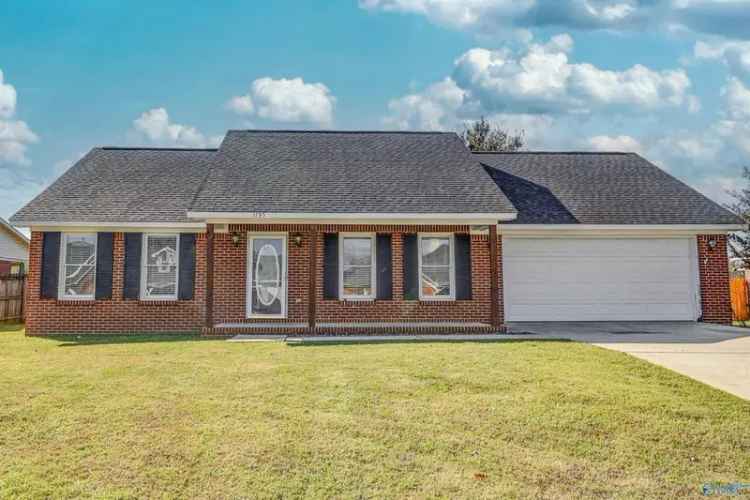 Single-family house For Sale in 1735, Nottingham Drive Southwest, Decatur, Alabama