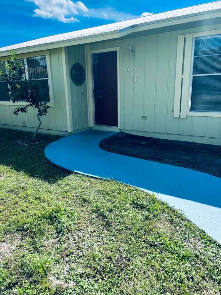 Single-family house For Sale in 636, Southwest Eyerly Avenue, Port Saint Lucie, Florida