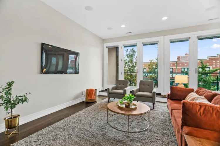 Condo For Sale in 906, North Ashland Avenue, Chicago, Illinois