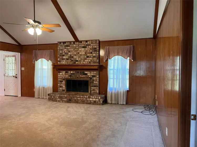 Single-family house For Sale in Angleton, Texas