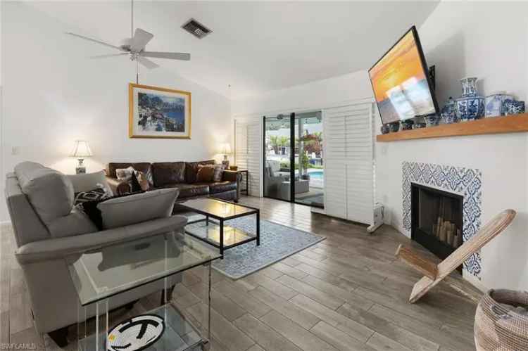 Single-family house For Sale in 1634, Bonita Court, Naples, Florida