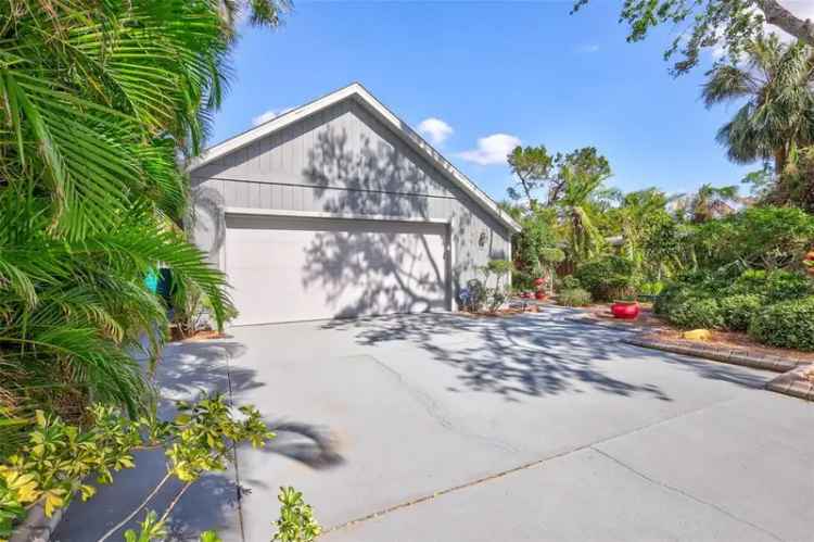 Single-family house For Sale in 1775, Southwood Street, Siesta Key, Florida