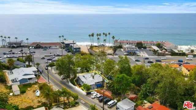 Single-family house For Sale in Malibu, California