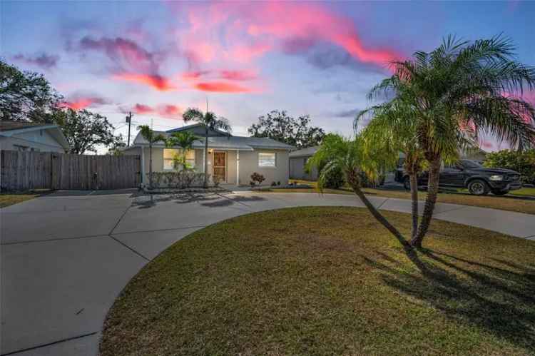 Single-family house For Sale in 5610, 13th Avenue North, Saint Petersburg, Florida