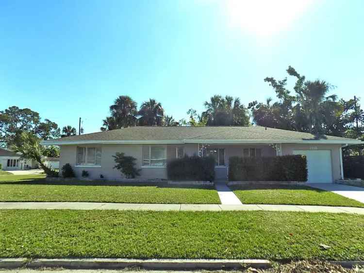 Single-family house For Sale in 2215, 18th Avenue West, Bradenton, Florida