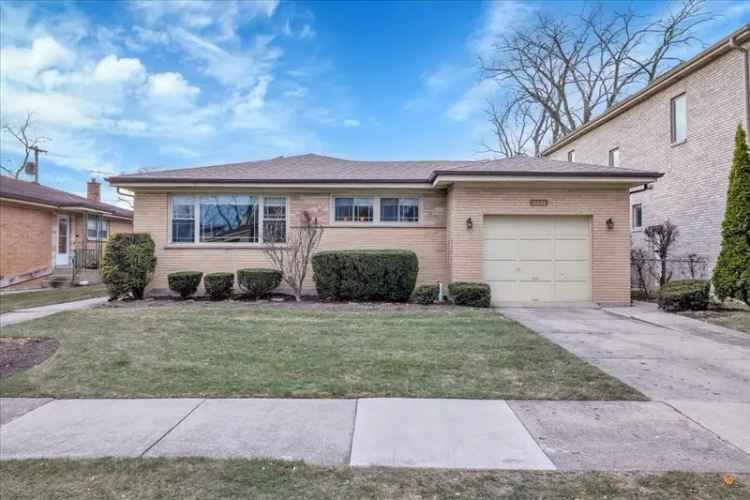 Single-family house For Sale in 9228, Lowell Avenue, Skokie, Illinois