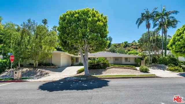 Single-family house For Sale in 1079, Maybrook Drive, Beverly Hills, California