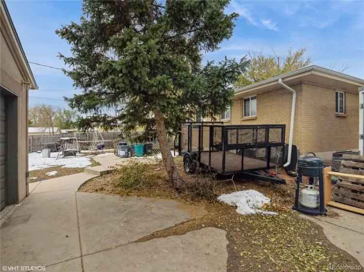 Single-family house For Sale in Lakewood, Colorado