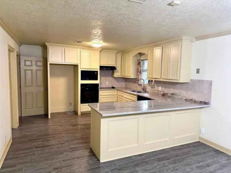 Single-family house For Sale in 2760, South 7th Street, Beaumont, Texas