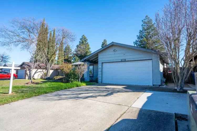 Single-family house For Sale in 7865, Deerglen Way, Sacramento, California