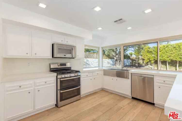 Single-family house For Sale in 4531, Coolhaven Court, Westlake Village, California