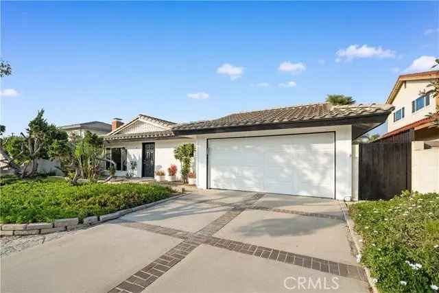 Single-family house For Sale in 8211, Mary Circle, Huntington Beach, California