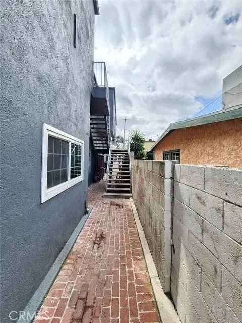 Multi-family house For Sale in 5847, Cherry Avenue, Long Beach, California