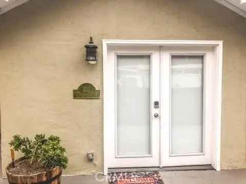 Single-family house For Sale in 214, Walnut Avenue, Huntington Beach, California