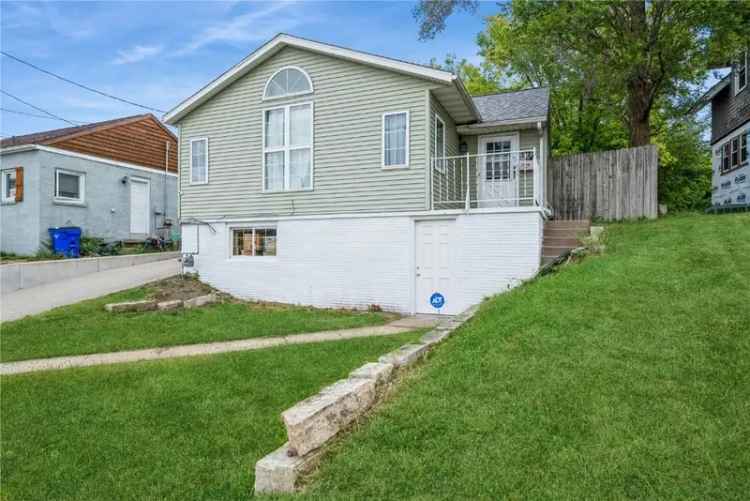 Single-family house For Sale in 1722, Center Point Road Northeast, Cedar Rapids, Iowa