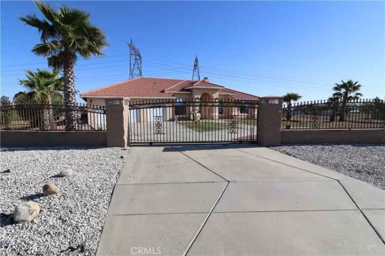 Single-family house For Sale in Oak Hills, California