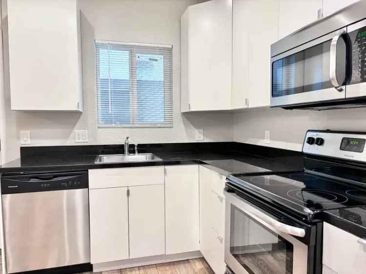 Huge 3 Bed 2 Bath Apartment in Midtown Phoenix - Private Patio