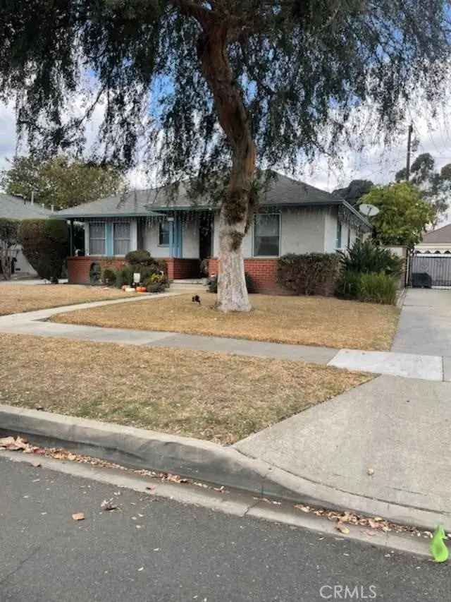 Single-family house For Sale in 5355, East Spring Street, Long Beach, California