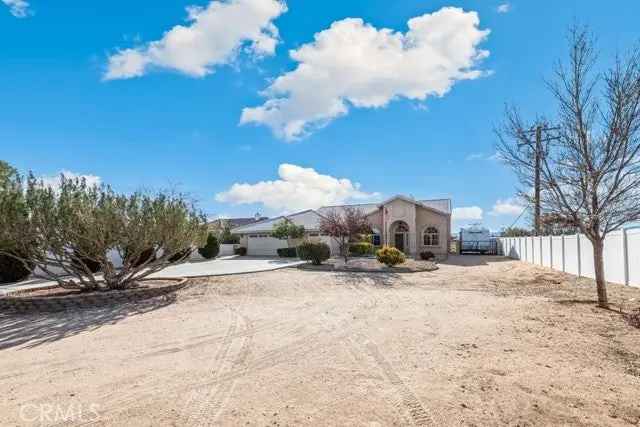 Single-family house For Sale in 18463, Orange Street, Hesperia, California