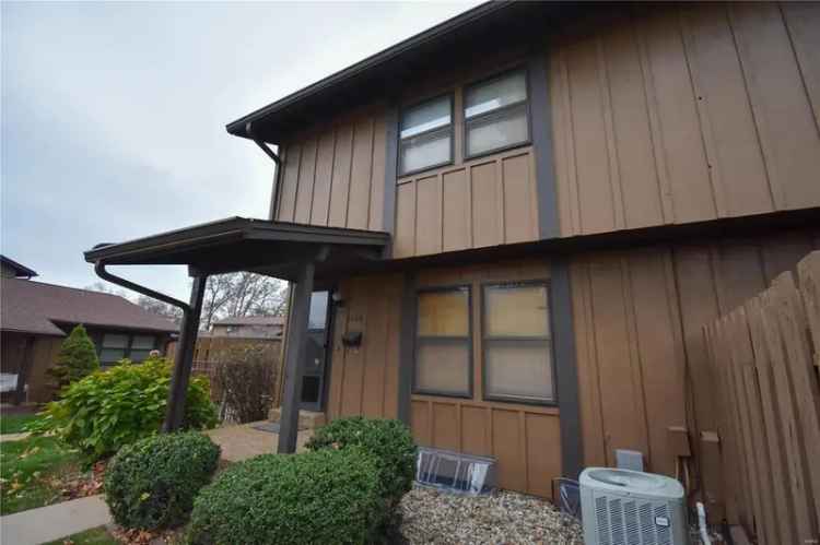 Condo For Sale in 1103, Hampton Court, Belleville, Illinois