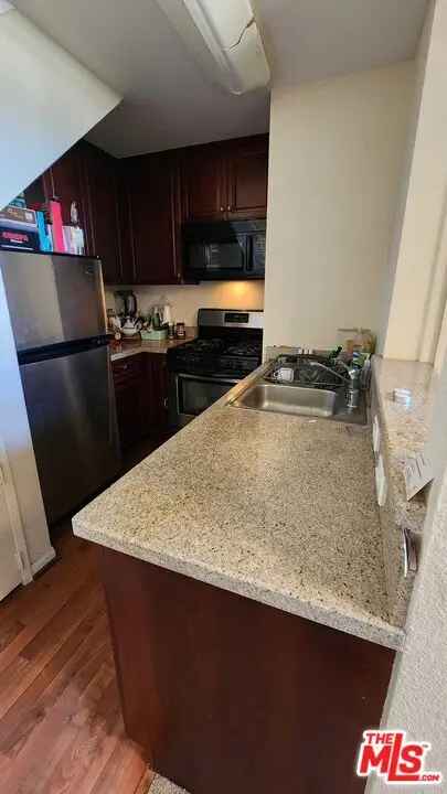 Condo For Sale in 5510, Owensmouth Avenue, Los Angeles, California