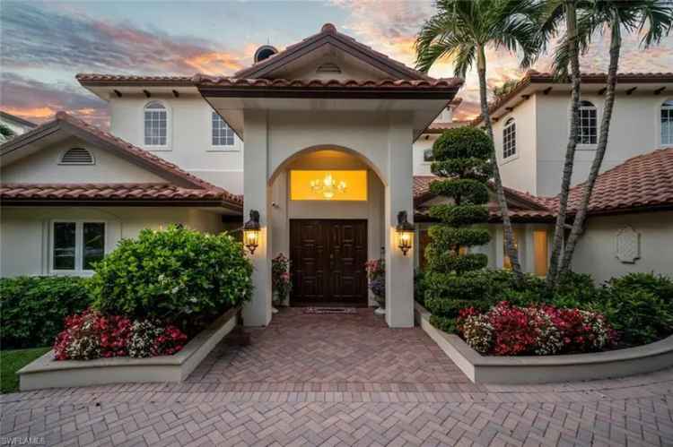 Single-family house For Sale in 453, 18th Avenue South, Naples, Florida