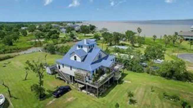 Single-family house For Sale in Beach City, Texas