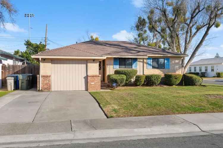 Single-family house For Sale in 3541, Kroy Way, Sacramento, California