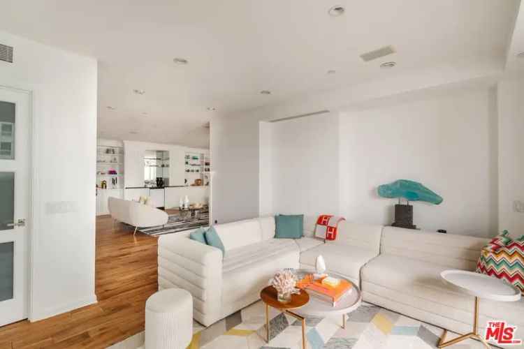 Condo For Sale in Los Angeles, California