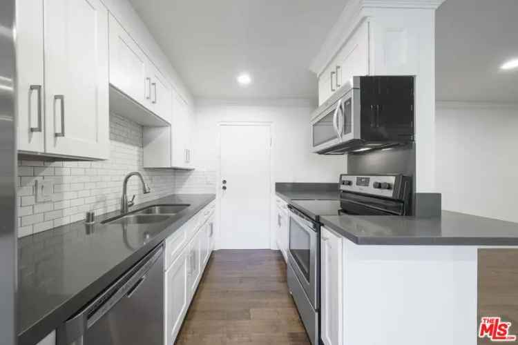 Condo For Sale in 525, North Sycamore Avenue, Los Angeles, California