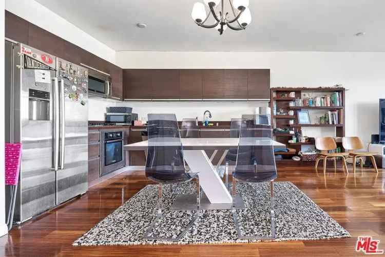 Condo For Sale in 3785, Wilshire Boulevard, Los Angeles, California