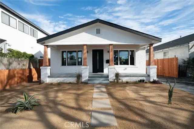 Single-family house For Sale in 2342, South Cochran Avenue, Los Angeles, California