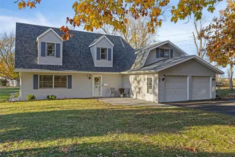 Single-family house For Sale in 5600, Briarwood Street Southwest, Cedar Rapids, Iowa