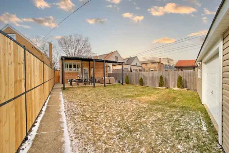 Single-family house For Sale in 6511, South Kilpatrick Avenue, Chicago, Illinois