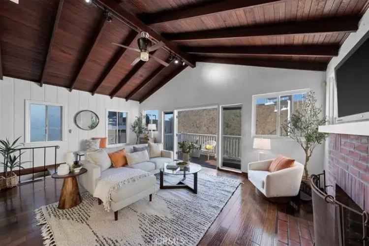 Single-family house For Sale in 3509, Crest Drive, Manhattan Beach, California