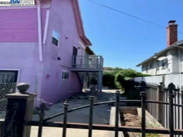 Multi-family house For Sale in 856, 21st Street, Oakland, California