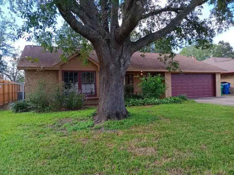 Single-family house For Sale in Angleton, Texas