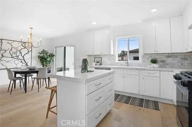 Single-family house For Sale in 3406, South Dunsmuir Avenue, Los Angeles, California