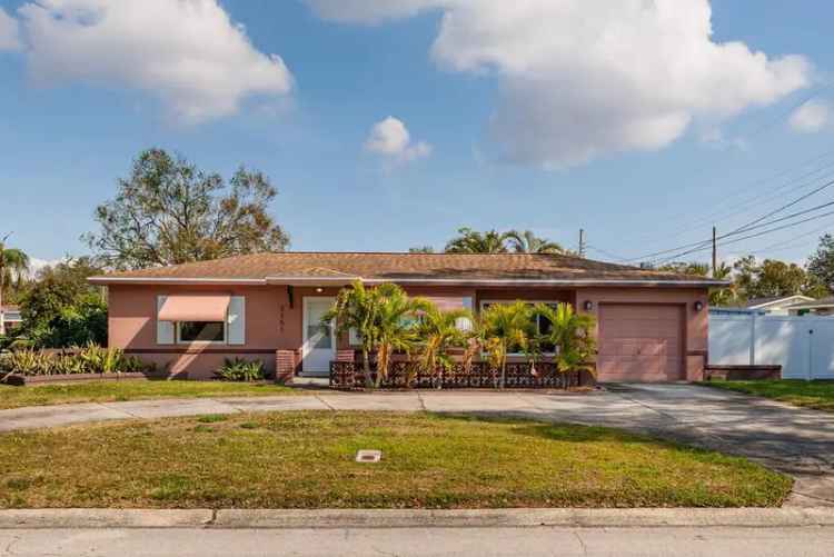 Single-family house For Sale in 2351, Leslee Lake Drive North, Saint Petersburg, Florida