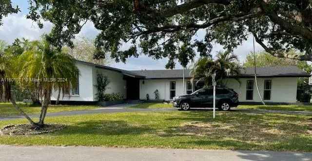 Single-family house For Sale in 8230, Southwest 86th Terrace, Kendall, Florida