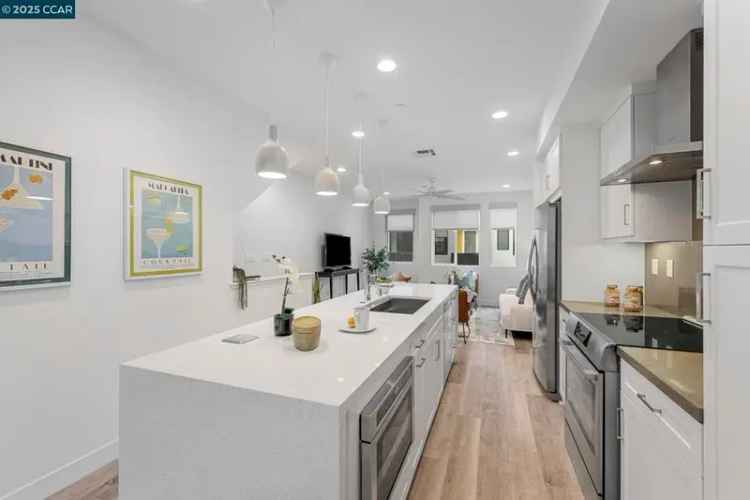 Condo For Sale in Oakland, California