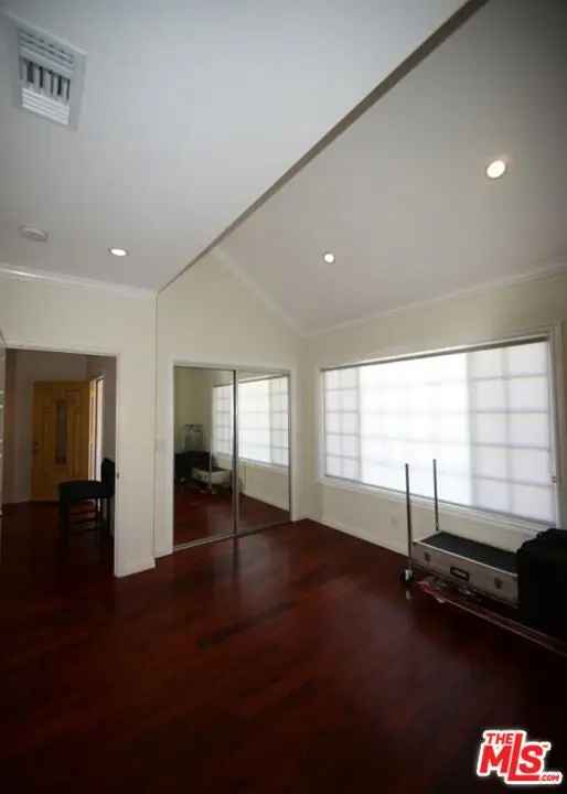 Single-family house For Sale in 3148, West 11th Street, Los Angeles, California