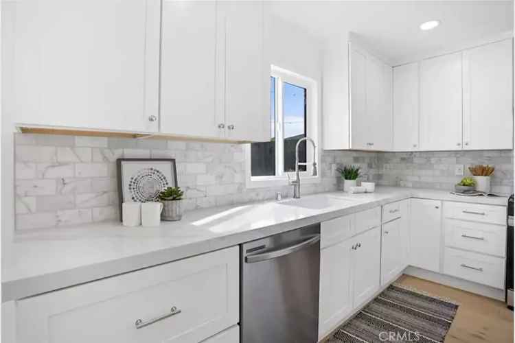 Single-family house For Sale in 3406, South Dunsmuir Avenue, Los Angeles, California