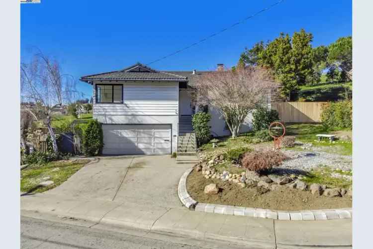 Single-family house For Sale in 3530, Arcadian Court, Castro Valley, California