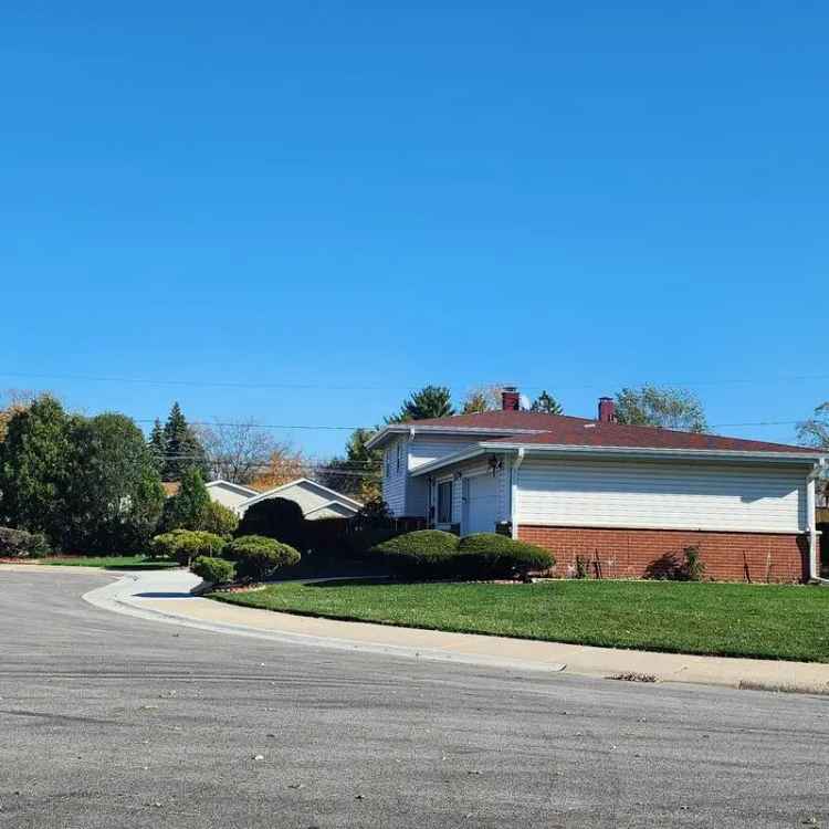 Single-family house For Sale in 2457, Eisenhower Drive, Des Plaines, Illinois