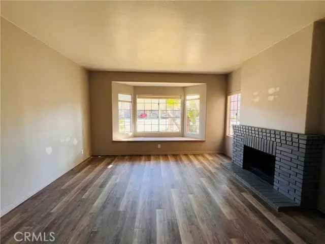 Single-family house For Sale in 215, 12th Street, Huntington Beach, California