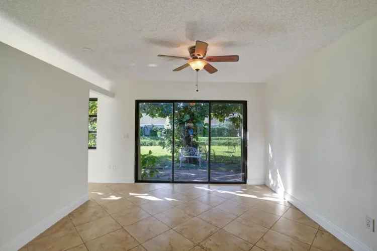 Single-family house For Sale in Greenacres, Florida