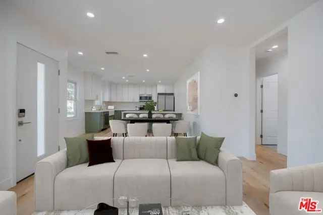 Single-family house For Sale in 11488, Erwin Street, Los Angeles, California