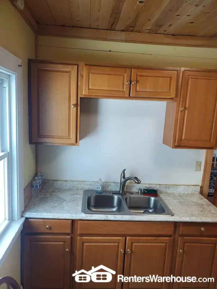 Spacious 2-Bedroom Apartment in Minneapolis Near Shops and Dining