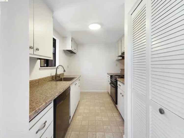 Condo For Sale in 816, Camelback Place, Pleasant Hill, California